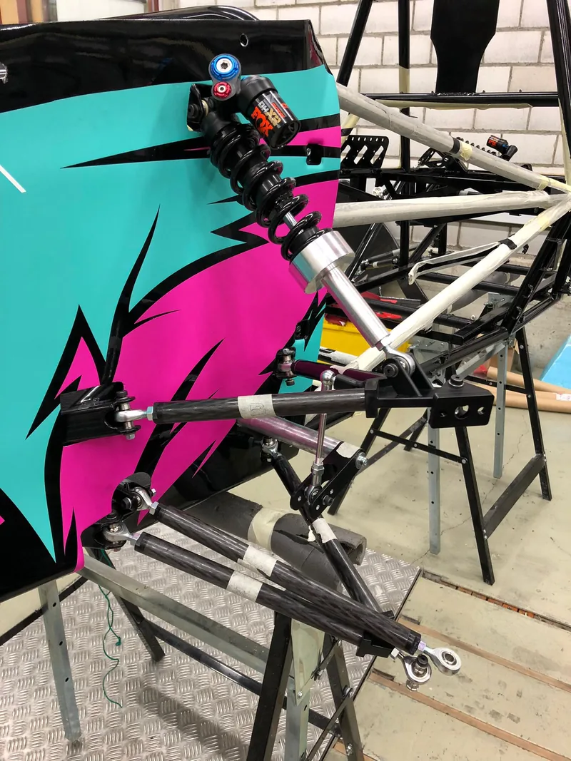 Adia suspension corner with damper and wishbones
