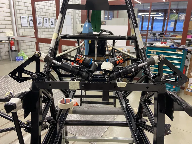 Rear rockers and dampers mounted on the chassis
